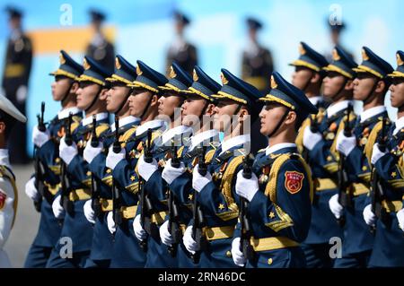 (150509) -- MOSCA, 09 maggio 2015 -- la guardia d'onore dei tre servizi dell'Esercito Popolare Cinese di Liberazione (PLA) partecipa alla parata militare che segna il 70° anniversario della vittoria nella grande Guerra Patriottica, a Mosca, in Russia, 9 maggio 2015. ) (wf) (FOCUS)RUSSIA-MOSCA-GIORNO DELLA VITTORIA PARADE-CINA-PLA-GUARDIA D'ONORE JiaxYuchen PUBLICATIONxNOTxINxCHN Mosca 09 maggio 2015 la Guardia D'ONORE dei tre servizi dell'Esercito di liberazione delle celebrità cinesi PLA partecipa alla parata militare che segna il 70° anniversario della vittoria nel grande Patriottico è stata a Mosca Russia 9 maggio Foto Stock