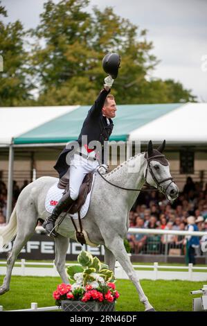 Stamford, Regno Unito. 31 agosto 2023. Oliver Townend in sella a Swallow Springs in rappresentanza della Gran Bretagna durante la fase Dressage il giorno 1 del Defender Burghley Horse Trials del 2023 tenutosi nei terreni di Burghley House a Stamford, Lincolnshire, Inghilterra, Regno Unito. Crediti: Jonathan Clarke/Alamy Live News Foto Stock