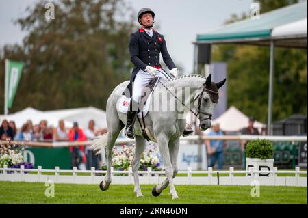 Stamford, Regno Unito. 31 agosto 2023. Oliver Townend in sella a Swallow Springs in rappresentanza della Gran Bretagna durante la fase Dressage il giorno 1 del Defender Burghley Horse Trials del 2023 tenutosi nei terreni di Burghley House a Stamford, Lincolnshire, Inghilterra, Regno Unito. Crediti: Jonathan Clarke/Alamy Live News Foto Stock