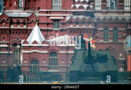 (150509) -- MOSCA, 9 maggio 2015 -- cacciacarri su-100 è visto durante la parata militare che segna il 70 ° anniversario della vittoria nella grande guerra Patriottica, a Mosca, Russia, 9 maggio 2015. ) RUSSIA-MOSCA-GIORNO DELLA VITTORIA PARADE JiaxYuchen PUBLICATIONxNOTxINxCHN Mosca 9 maggio 2015 su 100 Tank Destroyer IS Lakes durante la parata militare che segna il 70 ° anniversario della vittoria nel grande Patriottico è stato a Mosca Russia 9 maggio 2015 Russia Mosca Victory Day Parade JiaxYuchen PUBLICATIONxNOTxINxCHN Foto Stock
