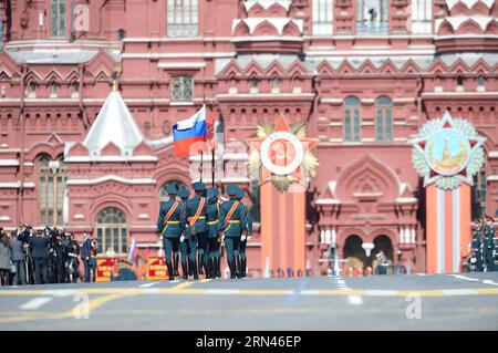 (150509) -- MOSCA, 9 maggio 2015 -- i soldati russi della guardia d'onore marciano attraverso la Piazza Rossa durante la parata militare che segna il 70° anniversario della vittoria nella grande Guerra Patriottica, a Mosca, in Russia, 9 maggio 2015. ) RUSSIA-MOSCA-GIORNO DELLA VITTORIA PARATA JiaxYuchen PUBLICATIONxNOTxINxCHN Mosca 9 maggio 2015 i soldati della Guardia D'ONORE russa marciano attraverso la Piazza Rossa durante la Parata militare che segna il 70 ° anniversario della vittoria nel grande Patriottico è stato a Mosca Russia 9 maggio 2015 Russia Mosca Parata del giorno della Vittoria JiaxYuchen PUBLICATIONxNOTxINxCHN Foto Stock