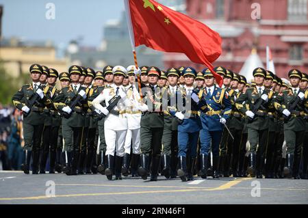 (150509) -- MOSCA, 09 maggio 2015 -- la guardia d'onore dei tre servizi dell'Esercito Popolare Cinese di Liberazione (PLA) partecipa alla parata militare che segna il 70° anniversario della vittoria nella grande Guerra Patriottica, a Mosca, in Russia, 9 maggio 2015. ) (wf) (FOCUS)RUSSIA-MOSCA-GIORNO DELLA VITTORIA PARADE-CINA-PLA-GUARDIA D'ONORE JiaxYuchen PUBLICATIONxNOTxINxCHN Mosca 09 maggio 2015 la Guardia D'ONORE dei tre servizi dell'Esercito di liberazione delle celebrità cinesi PLA partecipa alla parata militare che segna il 70° anniversario della vittoria nel grande Patriottico è stata a Mosca Russia 9 maggio Foto Stock