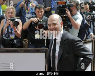 (150511) -- BRUXELLES, 11 maggio 2015 -- il Commissario europeo per gli affari economici e finanziari, la fiscalità e le dogane Pierre Moscovici arriva a partecipare a una riunione dei ministri delle finanze dell'Eurogruppo presso la sede centrale dell'UE a Bruxelles, in Belgio, l'11 maggio 2015. Zhou lei) BELGIO-UE-EUROGRUPPO ?? PUBLICATIONxNOTxINxCHN 150511 Bruxelles 11 maggio 2015 il Commissario europeo per gli affari economici e finanziari Fiscalità e dogana Pierre Moscovici arriva a partecipare alla riunione del ministro delle finanze dell'Eurogruppo PRESSO la sede centrale dell'UE a Bruxelles Belgio 11 maggio 2015 Zhou lei Belgio EU Euro Group PUBLICATIONxNOTxINxCHN Foto Stock