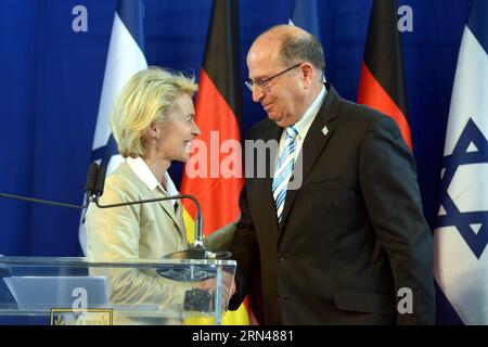 Il ministro della difesa israeliano Moshe Ya alon (R) stringe la mano alla sua controparte tedesca Ursula von der Leyen durante una cerimonia di benvenuto a Tel Aviv, in Israele, l'11 maggio 2015. Israele ha detto lunedì di aver firmato un accordo per acquistare quattro navi da pattuglia navali dalla Germania per proteggere i giacimenti di gas offshore del paese. La cerimonia di firma si è svolta presso il Ministero della difesa di Tel Aviv, in quanto Israele e la Germania segnano 50 anni di relazioni diplomatiche. In base all'accordo, la tedesca ThyssenKrupp fornirà a Israele quattro navi da guerra avanzate della classe Corvette. ) ISRAELE-TEL AVIV-QUATTRO NAVI TEDESCHE AVANZATE - ACQUISTO JINI/ Foto Stock