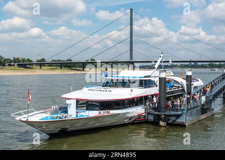 Dusseldorf, Germania - 2 giugno 2022: I turisti salgono a bordo della nave RheinPoesie ormeggiata sul fiume Reno a Dusseldorf, Renania settentrionale-Vestfalia, Germania. P Foto Stock