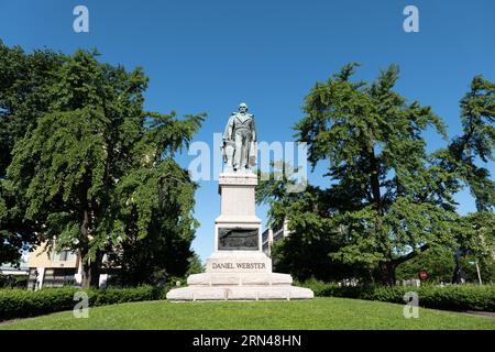 WASHINGTON, DC - la statua di Daniel Webster, situata all'incrocio tra Massachusetts Avenue e Rhode Island Avenue nel nord-ovest di Washington DC. Daniel Webster (18 gennaio 1782 – 24 ottobre 1852) è stato un avvocato e statista statunitense che rappresentò il New Hampshire e il Massachusetts nel Congresso degli Stati Uniti e prestò servizio come Segretario di Stato degli Stati Uniti sotto i presidenti William Henry Harrison, John Tyler e Millard Fillmore. Come uno dei più importanti avvocati americani del XIX secolo, ha discusso oltre 200 casi davanti alla Corte Suprema degli Stati Uniti tra il 1814 e la sua morte nel 1852. Foto Stock