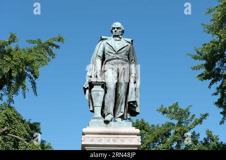 WASHINGTON, DC - la statua di Daniel Webster, situata all'incrocio tra Massachusetts Avenue e Rhode Island Avenue nel nord-ovest di Washington DC. Daniel Webster (18 gennaio 1782 – 24 ottobre 1852) è stato un avvocato e statista statunitense che rappresentò il New Hampshire e il Massachusetts nel Congresso degli Stati Uniti e prestò servizio come Segretario di Stato degli Stati Uniti sotto i presidenti William Henry Harrison, John Tyler e Millard Fillmore. Come uno dei più importanti avvocati americani del XIX secolo, ha discusso oltre 200 casi davanti alla Corte Suprema degli Stati Uniti tra il 1814 e la sua morte nel 1852. Foto Stock