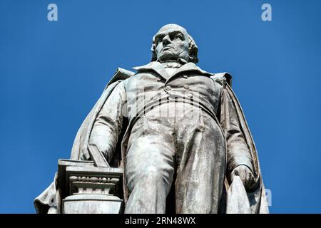 WASHINGTON, DC - la statua di Daniel Webster, situata all'incrocio tra Massachusetts Avenue e Rhode Island Avenue nel nord-ovest di Washington DC. Daniel Webster (18 gennaio 1782 – 24 ottobre 1852) è stato un avvocato e statista statunitense che rappresentò il New Hampshire e il Massachusetts nel Congresso degli Stati Uniti e prestò servizio come Segretario di Stato degli Stati Uniti sotto i presidenti William Henry Harrison, John Tyler e Millard Fillmore. Come uno dei più importanti avvocati americani del XIX secolo, ha discusso oltre 200 casi davanti alla Corte Suprema degli Stati Uniti tra il 1814 e la sua morte nel 1852. Foto Stock