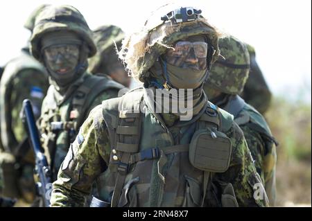 AKTUELLES ZEITGESCHEHEN Militärische Übung Sill in Estland mit knapp 13000 Soldaten (150512) -- TAPA (ESTONIA), 12 maggio 2015 -- soldati estoni agiscono nella fase finale dell'esercitazione militare Sill a tapa, Estonia, il 12 maggio 2015. La trivellazione militare della durata di nove giorni (estone per riccio), che ha coinvolto 13.000 soldati e alleati della NATO con sede in Estonia, si è conclusa martedì. ESTONIA-TAPA-MILITARY-EXERCISES-SILL SergeixStepanov PUBLICATIONxNOTxINxCHN notizie attualità esercitazione militare Sill in Estonia con scarso 13000 soldati 150512 tapa Estonia 12 maggio 2015 soldati estoni AGISCONO in T Foto Stock