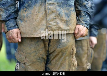 AKTUELLES ZEITGESCHEHEN Training an der US-Marineakademie USNA in Annapolis (150512) -- ANNAPOLIS, 12 maggio 2015 -- Plebes partecipa all'esercitazione di addestramento Sea Trials presso la U.S. Naval Academy (USNA) ad Annapolis, Maryland, Stati Uniti, il 12 maggio 2015. Circa 800 matricole della USNA, note anche come plebes, hanno lavorato in squadre durante Sea Trials Tuesday per completare molte sfide estenuanti che è stato progettato per testare attributi individuali come il lavoro di squadra, la resistenza e la resistenza mentale. ) U.S.-MARYLAND-USNA-SEA TRIALS YinxBogu PUBLICATIONxNOTxINxCHN News eventi attuali formazione alla Marina degli Stati Uniti Foto Stock