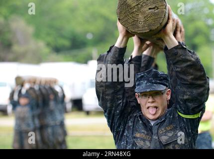 AKTUELLES ZEITGESCHEHEN Training an der US-Marineakademie USNA in Annapolis (150512) -- ANNAPOLIS, 12 maggio 2015 -- Plebes partecipa all'esercitazione di addestramento Sea Trials presso la U.S. Naval Academy (USNA) ad Annapolis, Maryland, Stati Uniti, il 12 maggio 2015. Circa 800 matricole della USNA, note anche come plebes, hanno lavorato in squadre durante Sea Trials Tuesday per completare molte sfide estenuanti che è stato progettato per testare attributi individuali come il lavoro di squadra, la resistenza e la resistenza mentale. ) U.S.-MARYLAND-USNA-SEA TRIALS YinxBogu PUBLICATIONxNOTxINxCHN News eventi attuali formazione alla Marina degli Stati Uniti Foto Stock