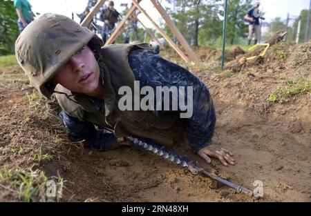 AKTUELLES ZEITGESCHEHEN Training an der US-Marineakademie USNA in Annapolis (150512) -- ANNAPOLIS, 12 maggio 2015 -- Una plebe partecipa all'esercitazione di addestramento Sea Trials presso la U.S. Naval Academy (USNA) ad Annapolis, Maryland, Stati Uniti, il 12 maggio 2015. Circa 800 matricole della USNA, note anche come plebes, hanno lavorato in squadre durante Sea Trials Tuesday per completare molte sfide estenuanti che è stato progettato per testare attributi individuali come il lavoro di squadra, la resistenza e la resistenza mentale. ) U.S.-MARYLAND-USNA-SEA TRIALS YinxBogu PUBLICATIONxNOTxINxCHN News eventi attuali formazione per la Nava degli Stati Uniti Foto Stock