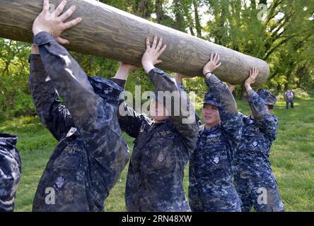 AKTUELLES ZEITGESCHEHEN Training an der US-Marineakademie USNA in Annapolis (150512) -- ANNAPOLIS, 12 maggio 2015 -- Plebes partecipa all'esercitazione di addestramento Sea Trials presso la U.S. Naval Academy (USNA) ad Annapolis, Maryland, Stati Uniti, il 12 maggio 2015. Circa 800 matricole della USNA, note anche come plebes, hanno lavorato in squadre durante Sea Trials Tuesday per completare molte sfide estenuanti che è stato progettato per testare attributi individuali come il lavoro di squadra, la resistenza e la resistenza mentale. ) U.S.-MARYLAND-USNA-SEA TRIALS YinxBogu PUBLICATIONxNOTxINxCHN News eventi attuali formazione alla Marina degli Stati Uniti Foto Stock