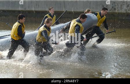 AKTUELLES ZEITGESCHEHEN Training an der US-Marineakademie USNA in Annapolis (150512) -- ANNAPOLIS, 12 maggio 2015 -- Plebes partecipa all'esercitazione di addestramento Sea Trials presso la U.S. Naval Academy (USNA) ad Annapolis, Maryland, Stati Uniti, il 12 maggio 2015. Circa 800 matricole della USNA, note anche come plebes, hanno lavorato in squadre durante Sea Trials Tuesday per completare molte sfide estenuanti che è stato progettato per testare attributi individuali come il lavoro di squadra, la resistenza e la resistenza mentale. ) U.S.-MARYLAND-USNA-SEA TRIALS YinxBogu PUBLICATIONxNOTxINxCHN News eventi attuali formazione alla Marina degli Stati Uniti Foto Stock