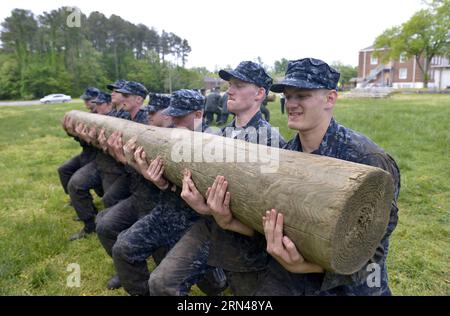 AKTUELLES ZEITGESCHEHEN Training an der US-Marineakademie USNA in Annapolis (150512) -- ANNAPOLIS, 12 maggio 2015 -- Plebes partecipa all'esercitazione di addestramento Sea Trials presso la U.S. Naval Academy (USNA) ad Annapolis, Maryland, Stati Uniti, il 12 maggio 2015. Circa 800 matricole della USNA, note anche come plebes, hanno lavorato in squadre durante Sea Trials Tuesday per completare molte sfide estenuanti che è stato progettato per testare attributi individuali come il lavoro di squadra, la resistenza e la resistenza mentale. ) U.S.-MARYLAND-USNA-SEA TRIALS YinxBogu PUBLICATIONxNOTxINxCHN News eventi attuali formazione alla Marina degli Stati Uniti Foto Stock