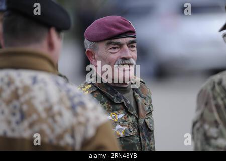 AKTUELLES ZEITGESCHEHEN Militärische Übung Sill in Estland mit knapp 13000 Soldaten (150512) -- TAPA (ESTONIA), 12 maggio 2015 -- il generale Hans-Lothar Domrose, comandante del comando congiunto alleato Brunssum, ispeziona la fase finale dell'esercitazione militare Sill a tapa, Estonia, il 12 maggio 2015. La trivellazione militare della durata di nove giorni (estone per riccio), che ha coinvolto 13.000 soldati e alleati della NATO con sede in Estonia, si è conclusa martedì. ESTONIA-TAPA-MILITARY-EXERCISES-SILL SergeixStepanov PUBLICATIONxNOTxINxCHN notizie attualità esercitazione militare Sill in Estonia con scarse 13000 vendute Foto Stock