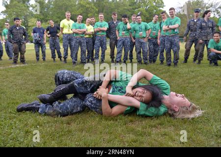 AKTUELLES ZEITGESCHEHEN Training an der US-Marineakademie USNA in Annapolis (150512) -- ANNAPOLIS, 12 maggio 2015 -- Plebes partecipa all'esercitazione di addestramento Sea Trials presso la U.S. Naval Academy (USNA) ad Annapolis, Maryland, Stati Uniti, il 12 maggio 2015. Circa 800 matricole della USNA, note anche come plebes, hanno lavorato in squadre durante Sea Trials Tuesday per completare molte sfide estenuanti che è stato progettato per testare attributi individuali come il lavoro di squadra, la resistenza e la resistenza mentale. ) U.S.-MARYLAND-USNA-SEA TRIALS YinxBogu PUBLICATIONxNOTxINxCHN News eventi attuali formazione alla Marina degli Stati Uniti Foto Stock