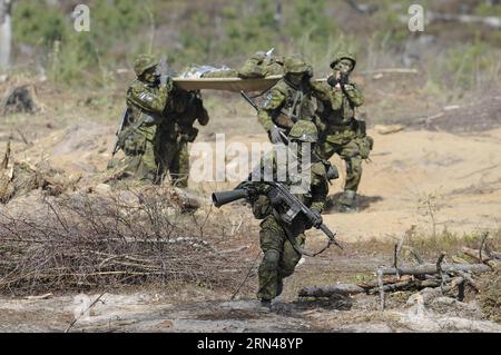 AKTUELLES ZEITGESCHEHEN Militärische Übung Sill in Estland mit knapp 13000 Soldaten (150512) -- TAPA (ESTONIA), 12 maggio 2015 -- soldati estoni agiscono nella fase finale dell'esercitazione militare Sill a tapa, Estonia, il 12 maggio 2015. La trivellazione militare della durata di nove giorni (estone per riccio), che ha coinvolto 13.000 soldati e alleati della NATO con sede in Estonia, si è conclusa martedì. ESTONIA-TAPA-MILITARY-EXERCISES-SILL SergeixStepanov PUBLICATIONxNOTxINxCHN notizie attualità esercitazione militare Sill in Estonia con scarso 13000 soldati 150512 tapa Estonia 12 maggio 2015 soldati estoni AGISCONO in T Foto Stock