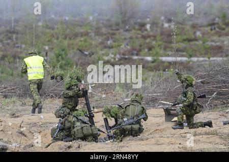 AKTUELLES ZEITGESCHEHEN Militärische Übung Sill in Estland mit knapp 13000 Soldaten (150512) -- TAPA (ESTONIA), 12 maggio 2015 -- soldati estoni agiscono nella fase finale dell'esercitazione militare Sill a tapa, Estonia, il 12 maggio 2015. La trivellazione militare della durata di nove giorni (estone per riccio), che ha coinvolto 13.000 soldati e alleati della NATO con sede in Estonia, si è conclusa martedì. ESTONIA-TAPA-MILITARY-EXERCISES-SILL SergeixStepanov PUBLICATIONxNOTxINxCHN notizie attualità esercitazione militare Sill in Estonia con scarso 13000 soldati 150512 tapa Estonia 12 maggio 2015 soldati estoni AGISCONO in T Foto Stock