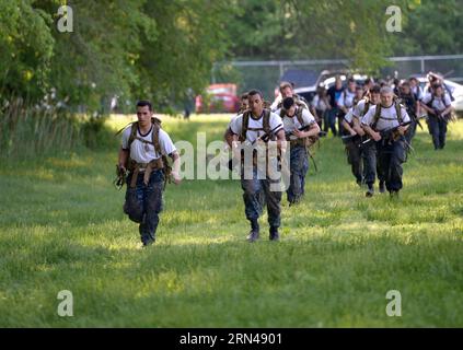 AKTUELLES ZEITGESCHEHEN Training an der US-Marineakademie USNA in Annapolis (150512) -- ANNAPOLIS, 12 maggio 2015 -- Plebes partecipa all'esercitazione di addestramento Sea Trials presso la U.S. Naval Academy (USNA) ad Annapolis, Maryland, Stati Uniti, il 12 maggio 2015. Circa 800 matricole della USNA, note anche come plebes, hanno lavorato in squadre durante Sea Trials Tuesday per completare molte sfide estenuanti che è stato progettato per testare attributi individuali come il lavoro di squadra, la resistenza e la resistenza mentale. ) U.S.-MARYLAND-USNA-SEA TRIALS YinxBogu PUBLICATIONxNOTxINxCHN News eventi attuali formazione alla Marina degli Stati Uniti Foto Stock