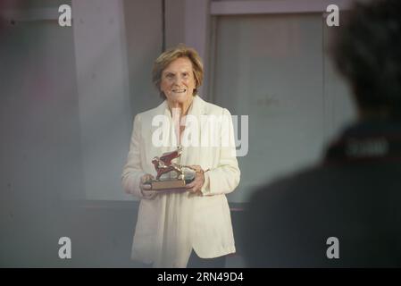 Venezia, Italia. 30 agosto 2023. 30 agosto 2023, Venezia, Italia: La regista Liliana Cavani riceve il Leone d'Oro alla carriera durante la cerimonia di apertura della 80 Mostra Internazionale d'Arte cinematografica di Venezia, il 30 agosto 2023 a Venezia. (Foto di Amaresh V. Narro/ Eyepix Group) (foto di Eyepix/Sipa USA) credito: SIPA USA/Alamy Live News Foto Stock