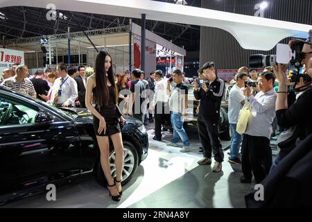 (150514) -- TAIYUAN, 14 maggio 2015 -- le persone scattano foto di un modello di auto durante la China (Taiyuan) International Automobile Exhibition del 2015 a Taiyuan, capitale della provincia dello Shanxi della Cina settentrionale, 14 maggio 2015. La mostra, con la partecipazione di oltre 800 veicoli di 90 marchi, è iniziata giovedì al Taiyuan Coal Transaction Center. ) (Yxb) CHINA-SHANXI-TAIYUAN-AUTOMOBILE EXHIBITION(CN) FanxMinda PUBLICATIONxNOTxINxCHN 150514 Taiyuan 14 maggio 2015 celebrità scattano foto di un modello di auto durante la China Taiyuan International Automobiles Exhibition del 2015 a Taiyuan capitale del Nord chi Foto Stock