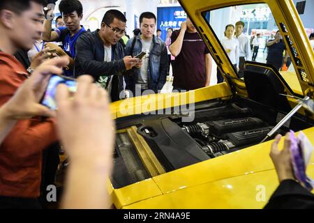 (150514) -- TAIYUAN, 14 maggio 2015 -- le persone scattano foto di una Lamborghini sportiva durante la China (Taiyuan) International Automobile Exhibition del 2015 a Taiyuan, capitale della provincia dello Shanxi della Cina settentrionale, 14 maggio 2015. La mostra, con la partecipazione di oltre 800 veicoli di 90 marchi, è iniziata giovedì al Taiyuan Coal Transaction Center. ) (Yxb) CHINA-SHANXI-TAIYUAN-AUTOMOBILE EXHIBITION(CN) FanxMinda PUBLICATIONxNOTxINxCHN 150514 Taiyuan 14 maggio 2015 celebrità scattano foto di uno sport Lamborghini durante la China Taiyuan International Automobiles Exhibition 2015 a Taiyuan Foto Stock