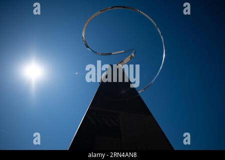 Infinity Sculpture National Museum of American History Washington DC // WASHINGTON DC - la scultura "Infinity" si trova di fronte allo Smithsonian National Museum of American History sul National Mall. La scultura astratta alta 24 metri, progettata da José de Rivera e creata da Roy Gussow, presenta un nastro in acciaio inossidabile lucido lungo 16 metri in cima a una torre di granito. Dedicata nel 1967, è stata una delle prime sculture astratte esposte in un importante edificio pubblico a Washington D.C. Foto Stock