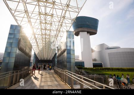 CHANTILLY, Virginia, Stati Uniti - lo Smithsonian Udvar-Hazy Center espone una vasta collezione di manufatti aeronautici e spaziali. Come estensione del National Air and Space Museum, la struttura offre ai visitatori uno sguardo approfondito sulla storia e i progressi del volo. Foto Stock