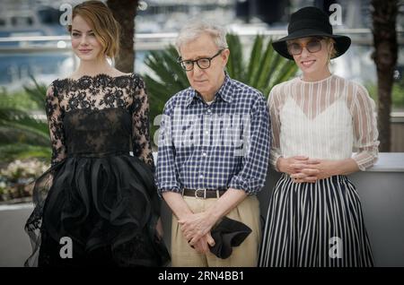 (150515)-- CANNES, 15 maggio 2015-- il regista Woody Allen (C), il membro del cast Emma Stone (L) e Parker Posey posano in una foto per il loro film Irrational Man al 68° Festival di Cannes, Francia sudorientale, 15 maggio 2015. )(wjq) FRANCE-CANNES-IRRATIONAL MAN-PHOTOCALL ChenxXiaowei PUBLICATIONxNOTxINxCHN Cannes 15 maggio 2015 il regista Woody tutti loro il membro C Cast Emma Stone l e Parker Posey posano in una foto per il loro Film Irrational Man AL 68° Festival di Cannes nel sud-est della Francia 15 maggio 2015 wjq France Cannes Irrational foto uomo chiama ChenxXiaowei PUBLICATIO Foto Stock