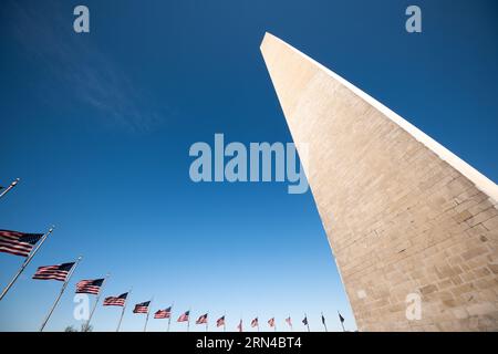 WASHINGTON, DC - torreggiante a 554 metri sopra il National Mall di Washington DC, il Washington Monument commemora George Washington, il primo presidente degli Stati Uniti. Dopo un progetto di costruzione decennale, fu completato nel 1884. Ha la forma di un obelisco in stile egiziano e le sue spesse pareti di marmo racchiudono un ascensore e una lunga scala a chiocciola che fornisce accesso a piccole camere in cima. Cinquanta bandiere americane suonano la sua base. Foto Stock