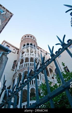 Questa scala rinascimentale a chiocciola, costruita intorno al 1499 da Giovanni Candi, è un'elegante struttura progettata come un dialetto veneziano di bovolo Foto Stock