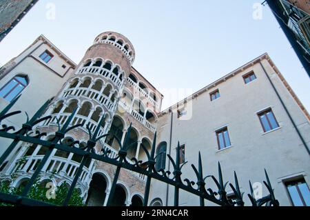 Questa scala rinascimentale a chiocciola, costruita intorno al 1499 da Giovanni Candi, è un'elegante struttura progettata come un dialetto veneziano di bovolo Foto Stock