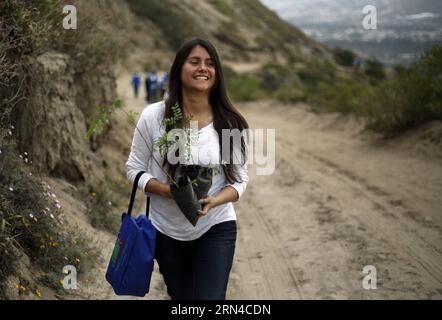 (150516) -- QUITO, 16 maggio 2015 -- Una donna partecipa a un evento di piantagione di alberi nella collina di Catequilla a Quito, capitale dell'Ecuador, il 16 maggio 2015. Un totale di 44.833 persone ecuadoriane ha seminato 647.250 piante in 1.997 ettari simultaneamente in diverse località del paese sabato, il che è stato un tentativo di imporre un nuovo record Guinness di rimboschimento. Santiago Armas) (da) ECUADOR-QUITO-SOCIETY-REFORESTATION e SANTIAGOxARMAS PUBLICATIONxNOTxINxCHN Quito 16 maggio 2015 una donna partecipa a un evento di piantagione di alberi a Hill in Quito capitale dell'Ecuador IL 16 maggio 2015 per un totale di 44 833 CE ecuadoriani Foto Stock