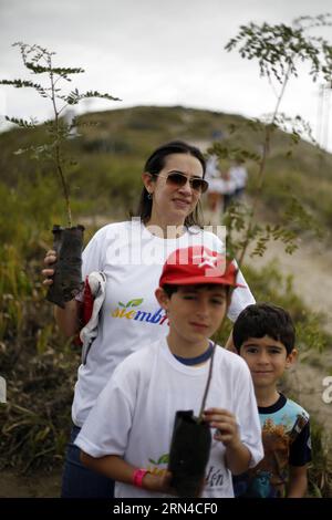 (150516) -- QUITO, 16 maggio 2015 -- Una madre e i suoi figli partecipano a un evento di piantagione di alberi nella collina di Catequilla a Quito, capitale dell'Ecuador, il 16 maggio 2015. Un totale di 44.833 persone ecuadoriane ha seminato 647.250 piante in 1.997 ettari simultaneamente in diverse località del paese sabato, il che è stato un tentativo di imporre un nuovo record Guinness di rimboschimento. Santiago Armas) (da) ECUADOR-QUITO-SOCIETY-REFORESTATION e SANTIAGOxARMAS PUBLICATIONxNOTxINxCHN Quito 16 maggio 2015 una madre e i suoi figli prendono parte a un evento di piantagione di alberi in collina a Quito capitale dell'Ecuador IL 16 maggio 20 Foto Stock