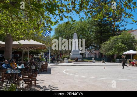 Monumento ai tre Ammiragli della battaglia navale di Navarino nella piazza centrale di Pylos, Pylos-Nestor, Messinia, Peloponneso, Grecia, Europa Foto Stock