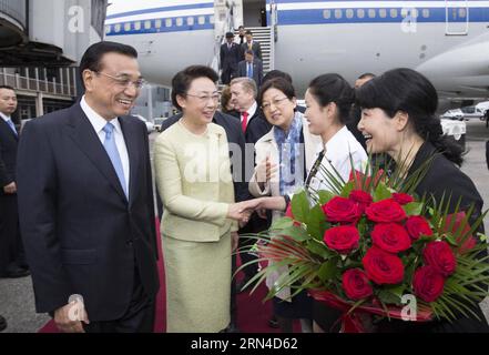 Il Premier cinese li Keqiang (1st L) e sua moglie, il Prof. Cheng Hong (2nd L front) vengono accolti dal personale di lavoro dell'Ambasciata Cinese in Irlanda quando arrivano all'aeroporto di Shannon, in Irlanda, il 17 maggio 2015. Anche il ministro delle finanze irlandese Michael Noonan, l'ambasciatore cinese Xu Jianguo e altri sono venuti a dare il benvenuto a li e a sua moglie all'aeroporto. Li è arrivato qui domenica per una visita di transito in Irlanda prima di dirigersi in America Latina per una visita ufficiale in Brasile. ) (Wjq) IRELAND-SHANNON-CHINA-li KEQIANG-TRANSIT VISIT HuangxJingwen PUBLICATIONxNOTxINxCHN Chinese Premier left Keqiang 1st l and sua moglie Pro Foto Stock