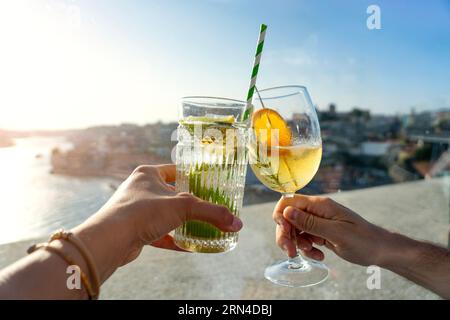 Sorseggiando un cocktail in un bar sul tetto a Porto Portugal caipirinha e porto tonic Foto Stock