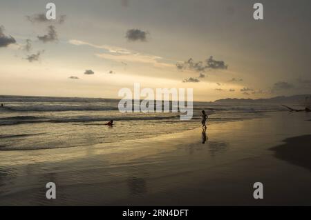 La gente gioca sulla spiaggia di San Vicente durante il tramonto ad Acapulco, Messico, il 17 maggio 2015. Isaias Hernandez/NOTIMEX) (da) MEXICO-ACAPULCO-SUNSET e NOTIMEX PUBLICATIONxNOTxINxCHN Celebrities Play AT the San Vicente Beach during Sunset in Acapulco, Messico IL 17 maggio 2015 Isaias Hernandez NOTIMEX TIMEX There Mexico Acapulco, Mexico Sunset e NOTIMEX PUBLICATIONXINXCHN Foto Stock