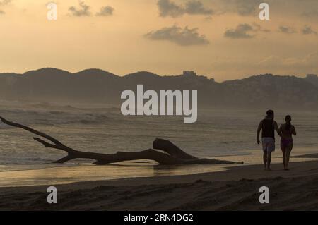 La gente cammina alla spiaggia di San Vicente durante il tramonto ad Acapulco, Messico, il 17 maggio 2015. Isaias Hernandez/NOTIMEX) (da) MEXICO-ACAPULCO-SUNSET e NOTIMEX PUBLICATIONxNOTxINxCHN Celebrities Walk at the San Vicente Beach during Sunset in Acapulco, Mexico Mexico IL 17 maggio 2015 Isaias Hernandez NOTIMEX TIMEX There Mexico Acapulco, Mexico Sunset e NOTIMEX PUBLICATIONXINXCHN Foto Stock