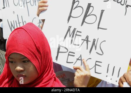 (150518) -- QUEZON CITY, 18 maggio 2015 -- Una donna musulmana partecipa a una manifestazione di pace a Quezon City, nelle Filippine, 18 maggio 2015. Il popolo musulmano chiede l'approvazione della legge di base di Bangsamoro (BBL) che creerebbe un substato di Bangsamoro con poteri sovrani da governare esclusivamente dai musulmani filippini nelle Filippine meridionali. FILIPPINE-QUEZON CITTÀ-PACE MUSULMANA RALLY RouellexUmali PUBLICATIONxNOTxINxCHN Quezon City 18 maggio 2015 una donna musulmana partecipa a un raduno di pace a Quezon City Filippine 18 maggio 2015 le celebrità musulmane chiedono il passaggio del Bangsamoro Foto Stock