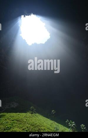 (150519) -- ENSHI, 19 maggio 2015 -- la luce del sole tocca le piante all'interno di una dolina nella montagnosa contea di Xuanen, nella provincia di Hubei della Cina centrale, 19 maggio 2015. A causa del paesaggio carsico locale e del clima umido, una dolina profonda più di 290 metri a Xuanen è diventata la casa di varie piante e animali. Un ecosistema completo e originale è tenuto nel buco in quanto è difficile per l'uomo entrare. ) (zhs) CHINA-HUBEI-SINKHOLE-LANDSCAPE (CN) SongxWen PUBLICATIONxNOTxINxCHN 150519 Enshi 19 maggio 2015 la luce del sole tocca le piante all'interno di una dolina nella montagna contea di Xuanen, nella Cina centrale, Hubei Foto Stock