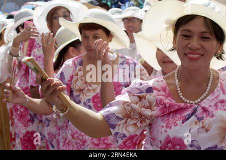 (150519) -- BULACAN PROVINCE, 19 maggio 2015 -- la gente danzerà durante l'annuale Obando Fertility Dance Festival nella Provincia di Bulacan, Filippine, il 19 maggio 2015. L'Obando Fertility Dance Festival si tiene per onorare la patrona della città, chiara, e la possibilità per le coppie di nozze di pregare per la fertilità attraverso le danze sulle strade. FILIPPINE-PROVINCIA DI BULACAN-OBANDO FERTILITY DANCE FESTIVAL RouellexUmali PUBLICATIONxNOTxINxCHN 150519 Provincia di Bulacan 19 maggio 2015 Celebrities Dance durante l'annuale Obando Fertility Dance Festival nella Provincia di Bulacan nelle Filippine IL 19 maggio 2015 Obando Fert Foto Stock