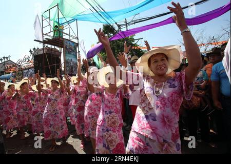 (150519) -- BULACAN PROVINCE, 19 maggio 2015 -- la gente danzerà durante l'annuale Obando Fertility Dance Festival nella Provincia di Bulacan, Filippine, il 19 maggio 2015. L'Obando Fertility Dance Festival si tiene per onorare la patrona della città, chiara, e la possibilità per le coppie di nozze di pregare per la fertilità attraverso le danze sulle strade. FILIPPINE-PROVINCIA DI BULACAN-OBANDO FERTILITY DANCE FESTIVAL RouellexUmali PUBLICATIONxNOTxINxCHN 150519 Provincia di Bulacan 19 maggio 2015 Celebrities Dance durante l'annuale Obando Fertility Dance Festival nella Provincia di Bulacan nelle Filippine IL 19 maggio 2015 Obando Fert Foto Stock