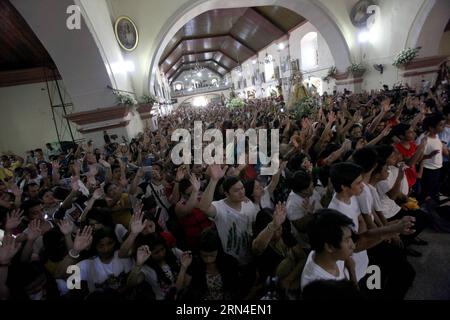 (150519) -- BULACAN PROVINCE, 19 maggio 2015 -- la gente danzerà all'interno di una chiesa durante l'annuale Obando Fertility Dance Festival nella Provincia di Bulacan, Filippine, il 19 maggio 2015. L'Obando Fertility Dance Festival si tiene per onorare la patrona della città, chiara, e la possibilità per le coppie di nozze di pregare per la fertilità attraverso le danze sulle strade. FILIPPINE-PROVINCIA DI BULACAN-OBANDO FERTILITY DANCE FESTIVAL RouellexUmali PUBLICATIONxNOTxINxCHN 150519 Provincia di Bulacan 19 maggio 2015 celebrità danzano all'interno di una chiesa durante l'annuale Obando Fertility Dance Festival nella Provincia di Bulacan The Philip Foto Stock