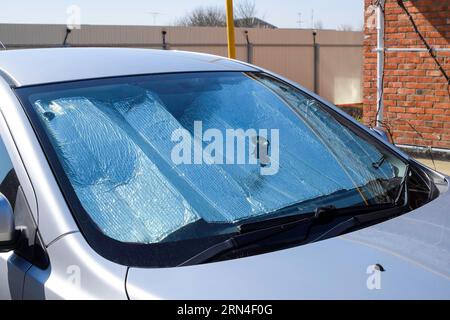 Sun riflettore parabrezza. Protezione del pannello di auto dalla luce diretta del sole Foto Stock