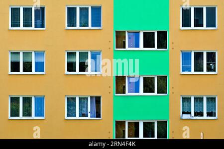 Colorato blocco di appartamenti nell'area residenziale. Linee geometriche. Foto Stock