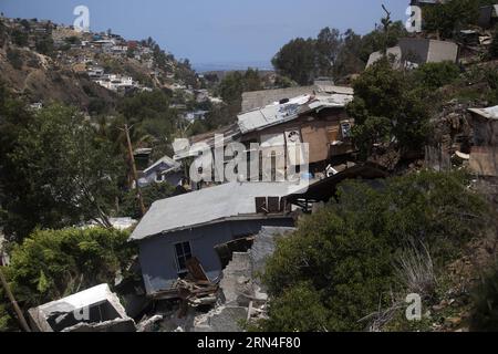 (150519) -- TIJUANA, 19 maggio 2015 -- case distrutte sono viste dopo una frana avvenuta su una collina nel quartiere ANEXA Miramar a Tijuana City, a nord-ovest del Messico, il 19 maggio 2015. Un totale di 19 famiglie sono state evacuate da quando è avvenuta una frana nel quartiere ANEXA Miramar domenica mattina. Guillermo Arias) (da) MESSICO-TIJUANA-ENVIRONMENT-LANDSLIDE e GUILLERMOxARIAS PUBLICATIONxNOTxINxCHN 150519 Tijuana 19 maggio 2015 le case distrutte sono laghi dopo una frana Thatcher avvenuta SU una collina nel quartiere Miramar nella città di Tijuana a nord-ovest del Messico IL maggio Foto Stock