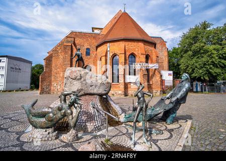 Fontana del mercato di fronte alle rovine di St Chiesa parrocchiale di Maria, Wriezen, Brandeburgo, Germania, Europa Foto Stock
