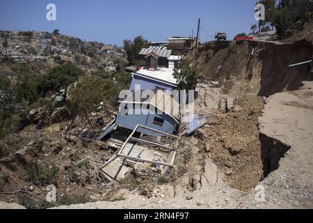 (150519) -- TIJUANA, 19 maggio 2015 -- case distrutte sono viste dopo una frana avvenuta su una collina nel quartiere ANEXA Miramar a Tijuana City, a nord-ovest del Messico, il 19 maggio 2015. Un totale di 19 famiglie sono state evacuate da quando è avvenuta una frana nel quartiere ANEXA Miramar domenica mattina. Guillermo Arias) (da) MESSICO-TIJUANA-ENVIRONMENT-LANDSLIDE e GUILLERMOxARIAS PUBLICATIONxNOTxINxCHN 150519 Tijuana 19 maggio 2015 le case distrutte sono laghi dopo una frana Thatcher avvenuta SU una collina nel quartiere Miramar nella città di Tijuana a nord-ovest del Messico IL maggio Foto Stock